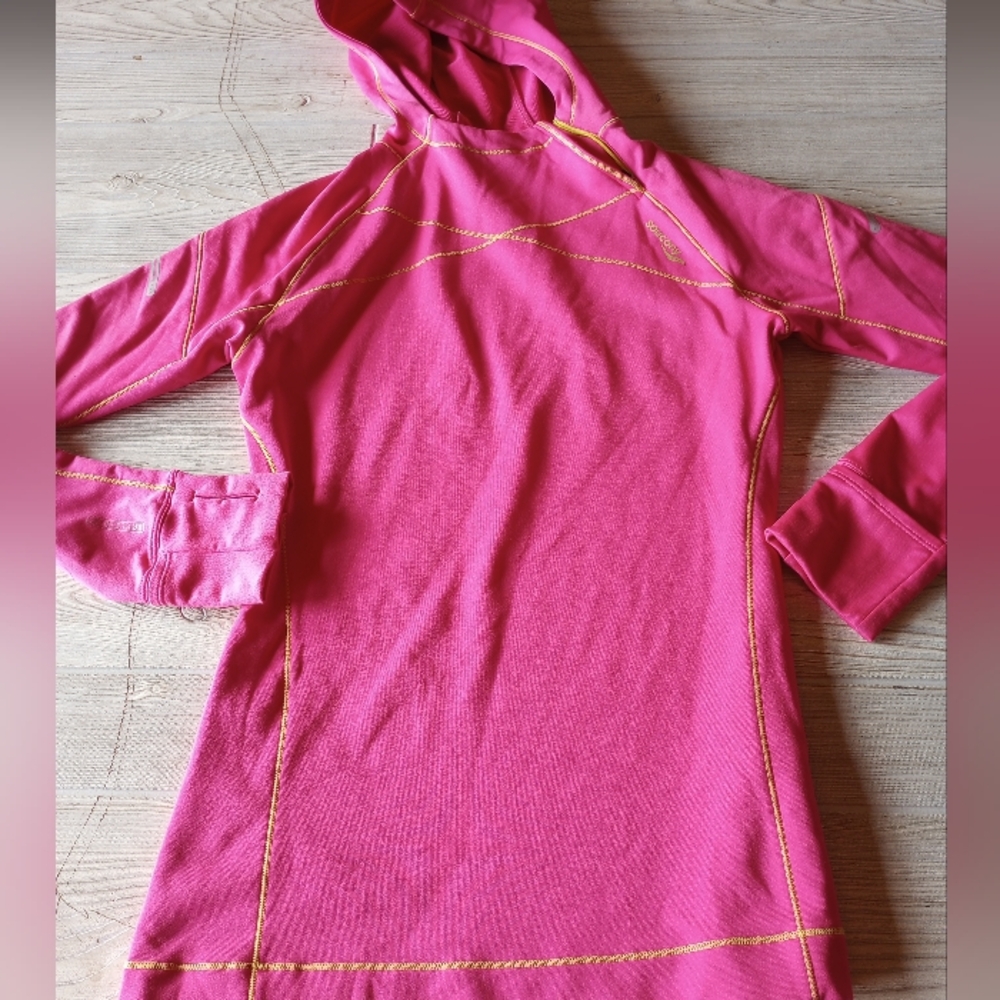 Saucony Women’s Running Hoodie Medium Pink Long Sleeve Zip Pocket Thumbholes
